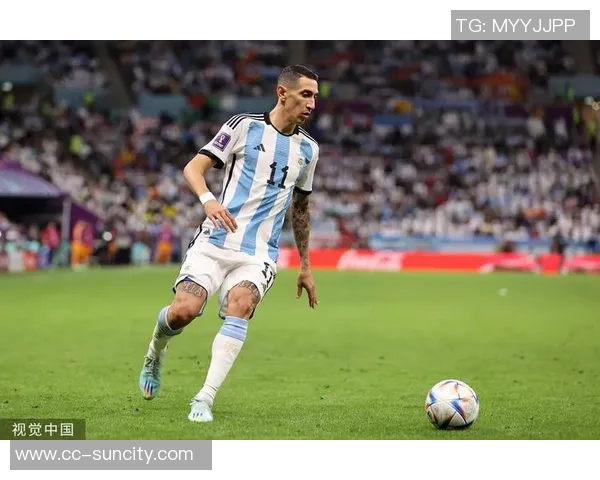 阿根廷足协主席与梅西德保罗重聚合影分享喜悦时刻