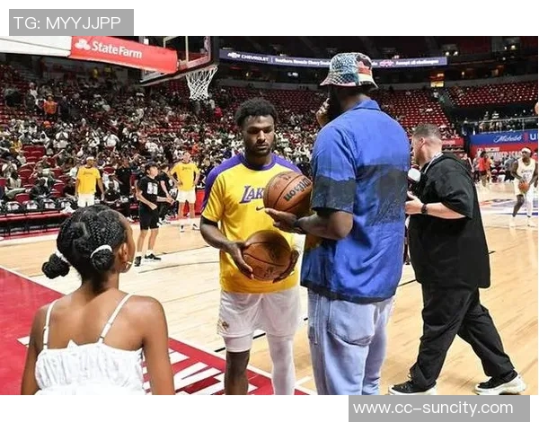夸梅：布朗尼在主场比赛中表现得如同被车灯照射的迷茫鹿