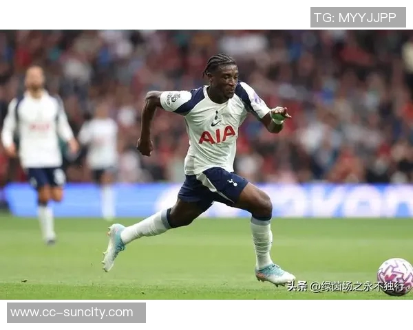 弗兰克盛赞西蒙斯表现出色并对特尔和库杜斯的进球感到欣喜