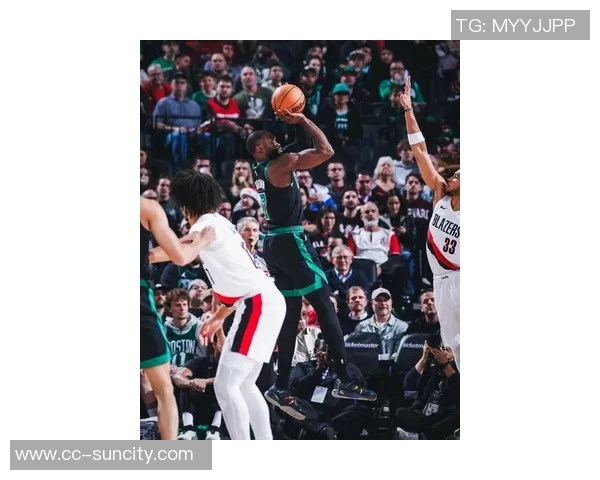 杰伦布朗半场高效得分27分继续展现超巨风采